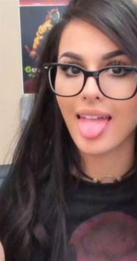 SSSniperWolf was born on October 22, 1992, in Liverpool, United Kingdom. As per 2020, she is 28 years old. The British born gamer is famous all over the world. She has a huge fan following on social media. On Youtube, she has more than 19 million subscribers. Here are some photos of SSSniperWolf before plastic Surgery, check it out.